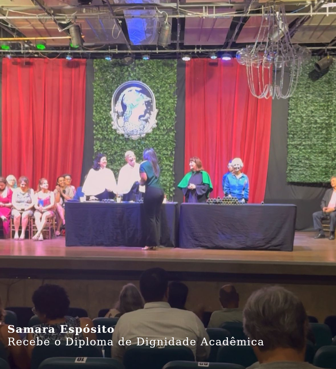 Samara Sposito recebe o Diploma de Dignidade Acadêmica